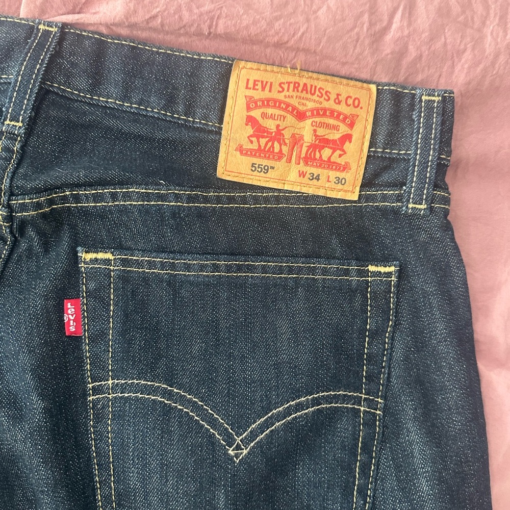 Levi's Men's Dark Blue Relaxed Jeans
New w/ no tags never worn